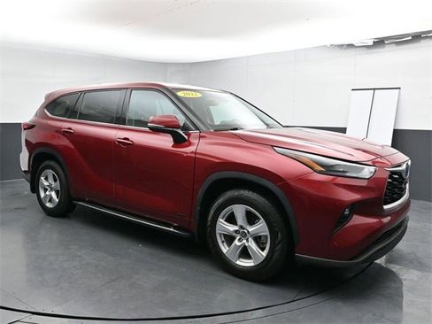 Used 2022 Toyota Highlander LE image 3