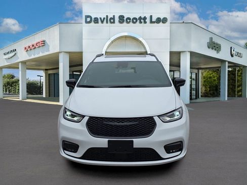 New 2026 Chrysler Pacifica Limited w/ Uconnect Theater Family Group image 2