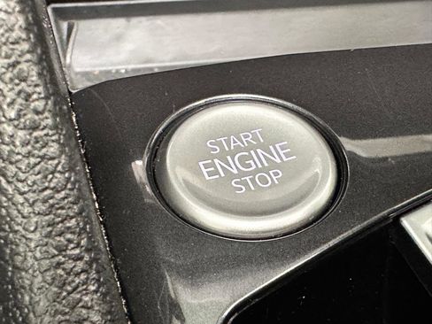 Used 2022 Volkswagen Tiguan SE image 23