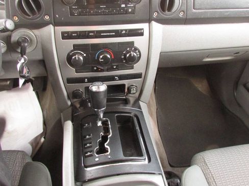 Used 2007 Jeep Commander Sport image 25