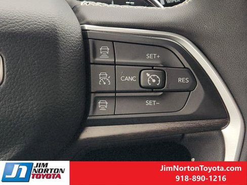 Used 2025 Jeep Grand Cherokee Limited w/ Luxury Tech Group II image 31