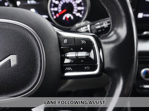 Used 2022 Kia Carnival LX image 3