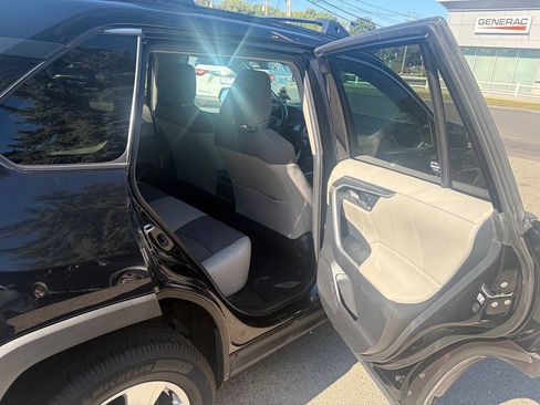 Used 2020 Toyota RAV4 XLE AWD/4WD image 17