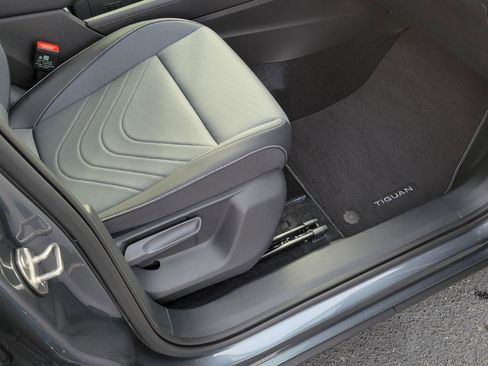 Certified 2025 Volkswagen Tiguan SE image 38