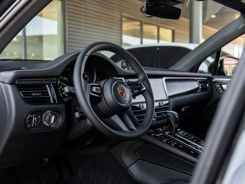 New 2026 Porsche Macan image 4