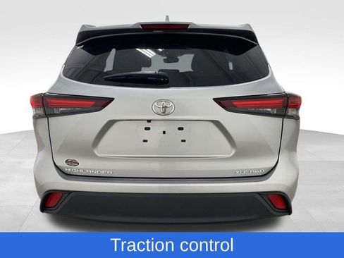 Used 2024 Toyota Highlander XLE image 3