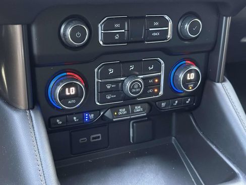 Used 2023 Chevrolet Suburban High Country AWD/4WD image 12