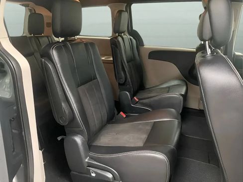 Used 2020 Dodge Grand Caravan SXT FWD image 13