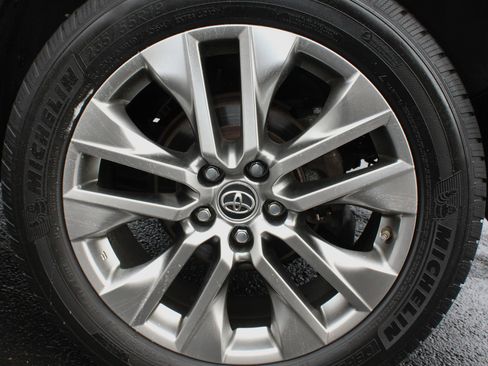 Used 2019 Toyota RAV4 XLE Premium image 11