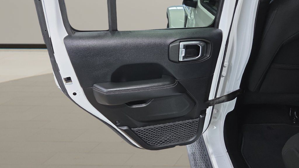 Used 2018 Jeep Wrangler Unlimited Sahara w/ Safetytec Group AWD/4WD image 18