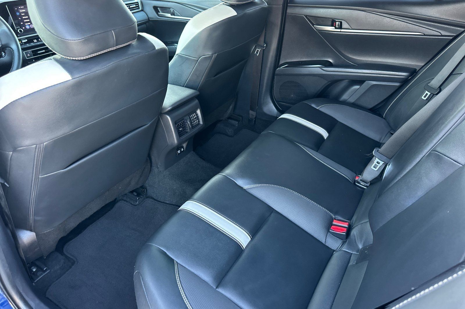 Used 2025 Toyota Camry SE w/ Convenience Package FWD image 11