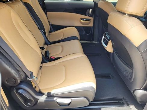 Used 2024 Kia Carnival EX FWD image 13
