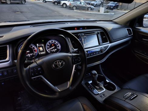 Used 2017 Toyota Highlander XLE image 18