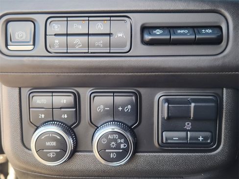 Used 2023 GMC Yukon Denali Ultimate image 16