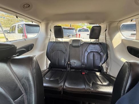 Used 2017 Chrysler Pacifica Touring-L Plus w/ Advanced Safetytec Group FWD image 23