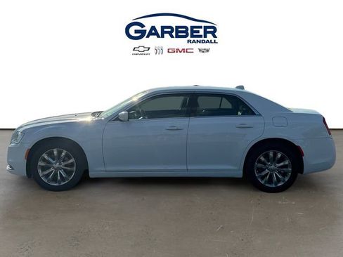 Used 2018 Chrysler 300 Touring L AWD/4WD image 2