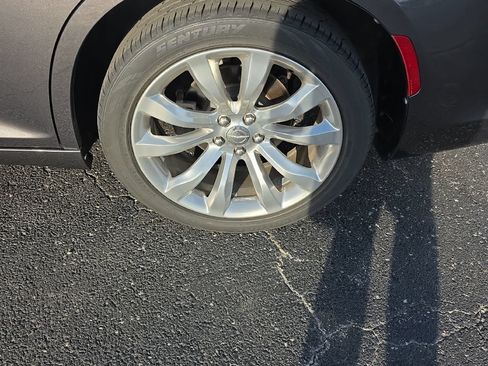Used 2019 Chrysler 300 Limited RWD image 11