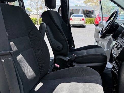 Used 2018 Dodge Grand Caravan SE FWD image 14