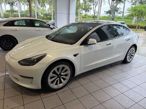Used 2022 Tesla Model 3 image 1