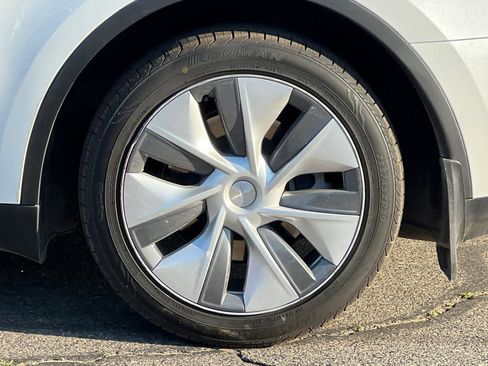 Used 2023 Tesla Model Y Long Range image 36