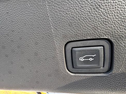 Used 2023 Chevrolet Traverse Premier image 10