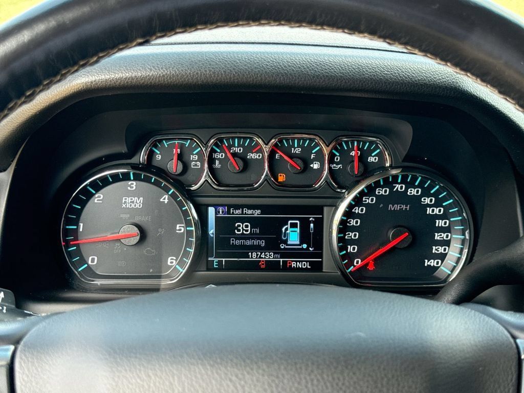 Used 2018 Chevrolet Suburban Premier AWD/4WD image 19