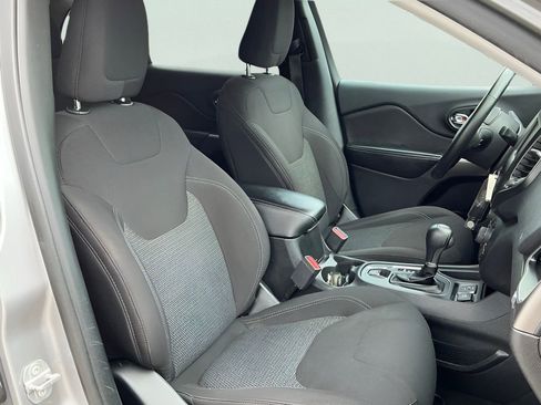 Used 2019 Jeep Cherokee Latitude w/ Cold Weather Group FWD image 33