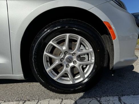 Used 2024 Chrysler Pacifica Touring-L image 9