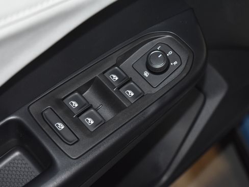 New 2026 Volkswagen Taos SE image 4