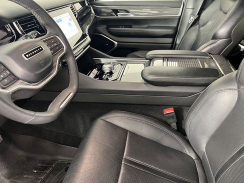 Used 2022 Jeep Wagoneer Series III w/ Flexible Seating Group AWD/4WD image 4