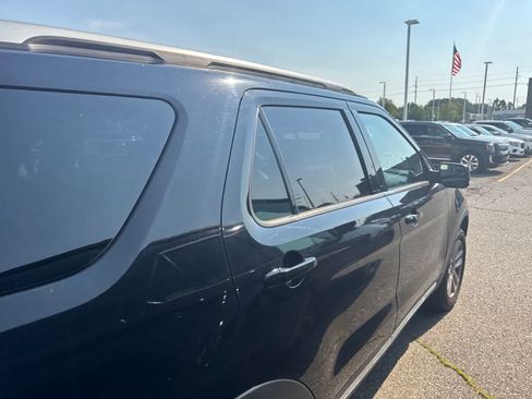 Used 2018 Ford Explorer XLT w/ Equipment Group 202A AWD/4WD image 11