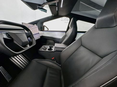 Used 2024 Tesla Cybertruck AWD Crew Cab image 18