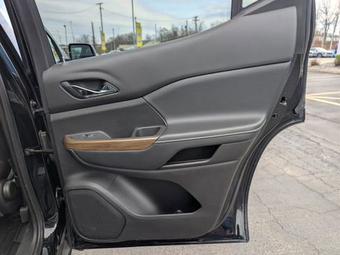 Used 2021 GMC Acadia SLE FWD image 18