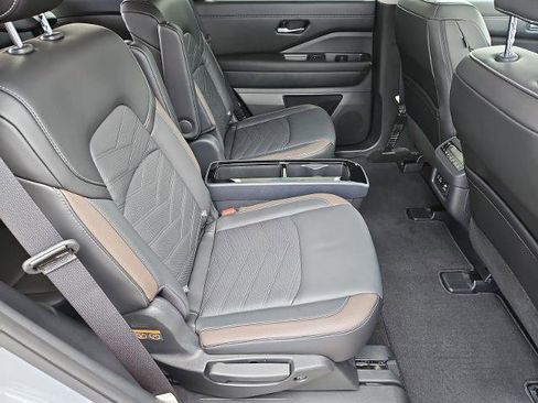 Certified 2024 Nissan Pathfinder Platinum FWD image 21