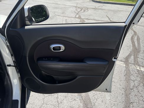 Used 2015 Kia Soul + FWD image 23