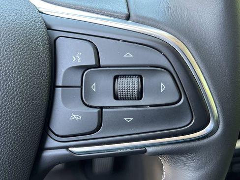 Used 2022 Buick Envision Essence w/ Safety Package FWD image 22