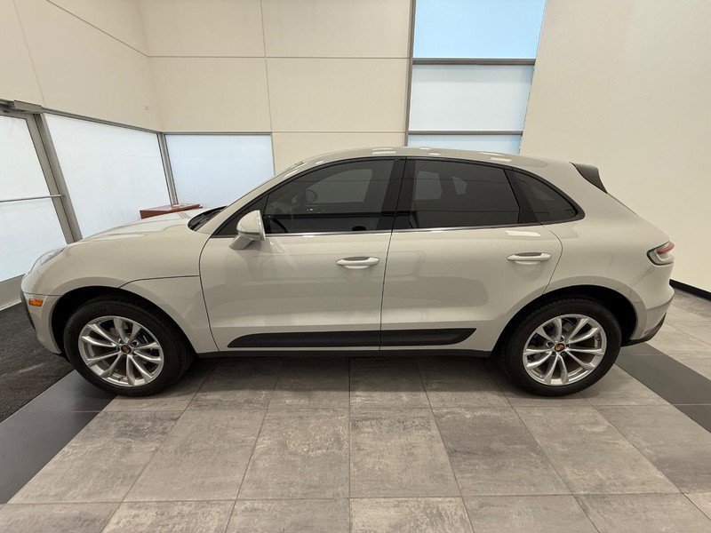Certified 2025 Porsche Macan AWD/4WD image 2