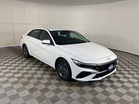 Used 2025 Hyundai Elantra Hybrid FWD image 24