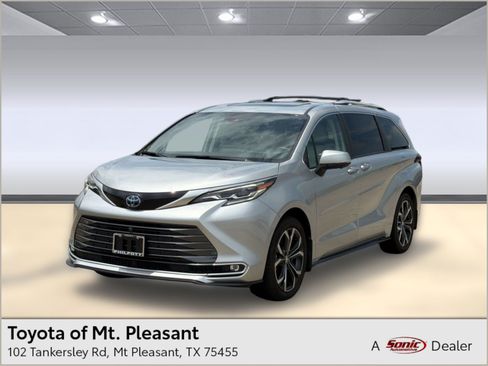Used 2025 Toyota Sienna Platinum FWD image 1