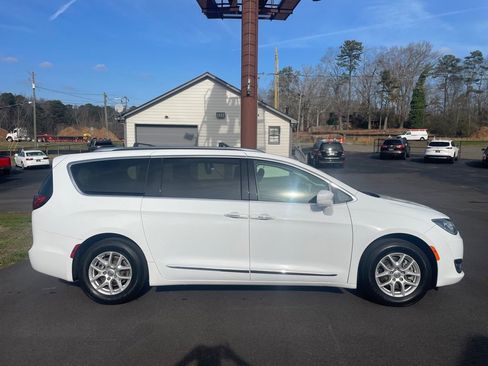 Used 2020 Chrysler Pacifica Touring-L image 6