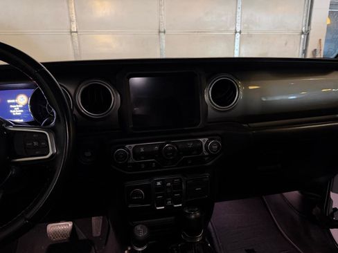 Used 2018 Jeep Wrangler Unlimited Sahara image 15