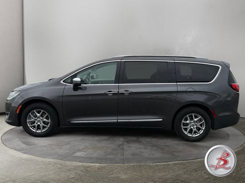 Used 2019 Chrysler Pacifica Limited image 4