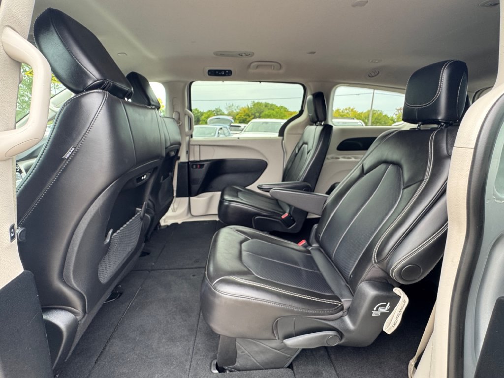 Used 2024 Chrysler Pacifica Touring-L FWD image 34