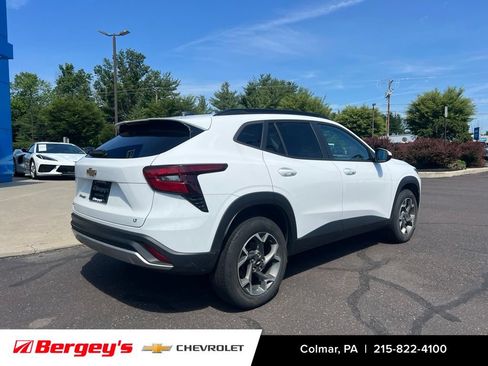 Certified 2024 Chevrolet Trax LT w/ Sunroof Package FWD image 9