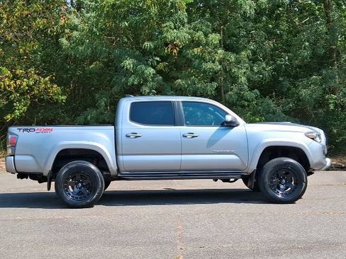 Used 2020 Toyota Tacoma TRD Sport AWD/4WD image 7