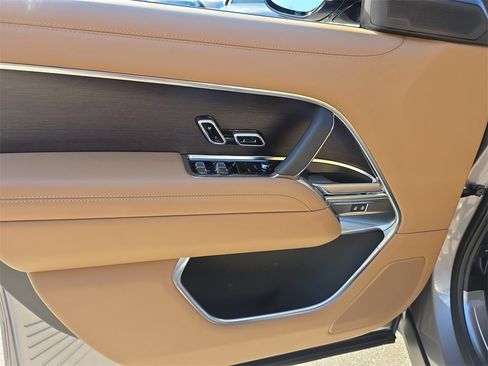 Used 2025 Land Rover Range Rover SE image 24