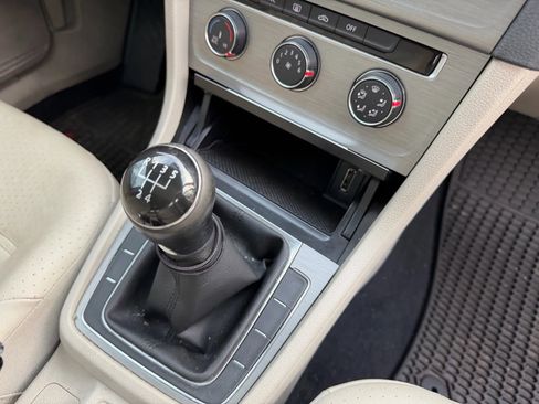 Used 2015 Volkswagen Golf S image 11