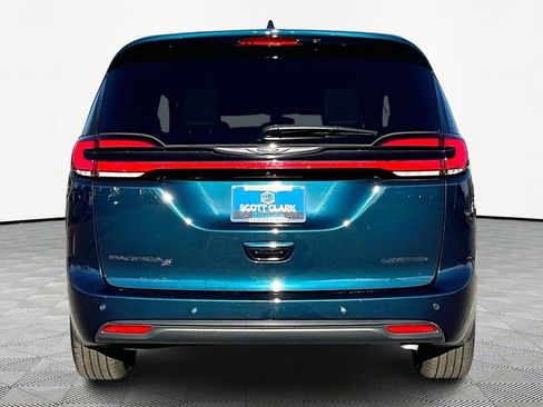 Used 2025 Chrysler Pacifica Limited image 6