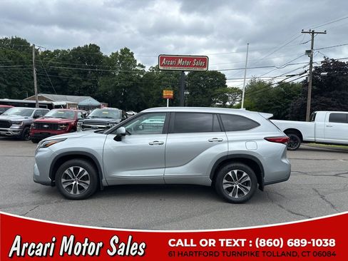 Used 2023 Toyota Highlander XLE AWD/4WD image 2