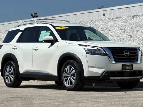 Used 2022 Nissan Pathfinder SL FWD image 2